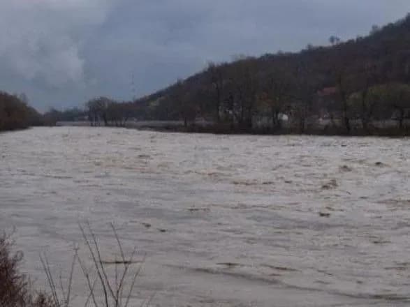 На Закарпатье ищут школьника, которого унесло течением