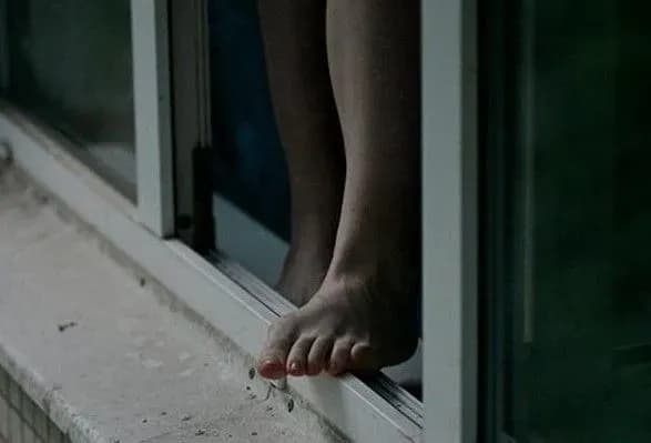 В Одесі жінка вистрибнула з 9-го поверху