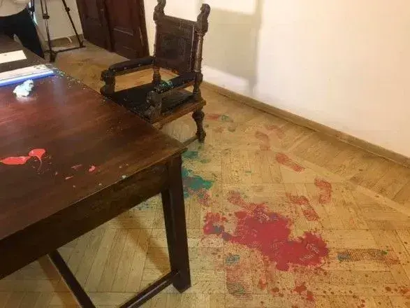 Заступника мера Львова на виконкомі облили фарбою