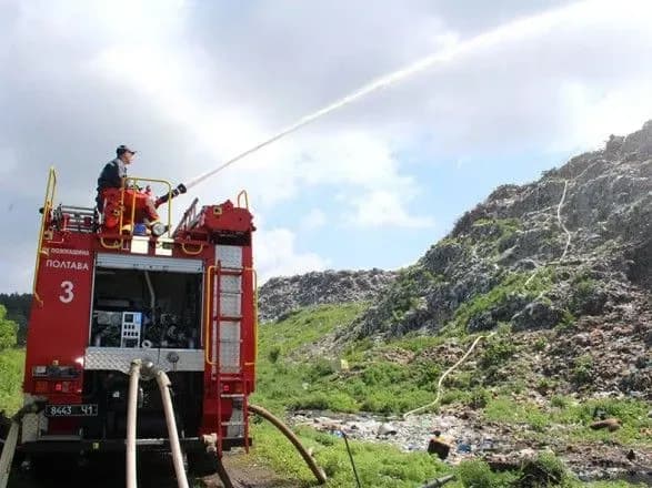 Під Полтавою два дні гасили пожежу на міському сміттєзвалищі