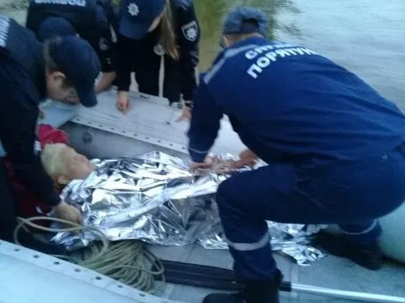 Жінка зістрибнула у Дніпро зі столичного мосту