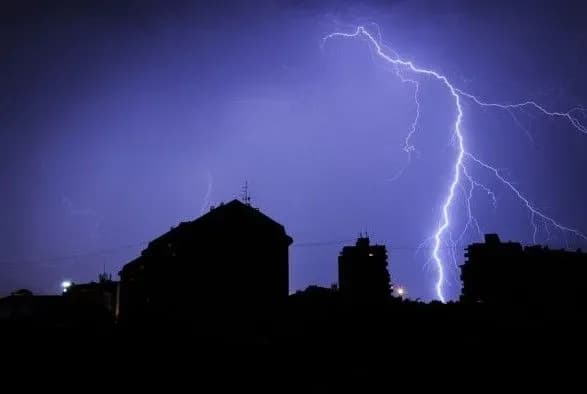 На Харківщині блискавка вбила рибалку