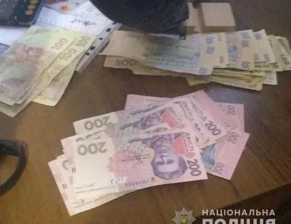 На Рівненщині посадовця спіймали на багатотисячному хабарі