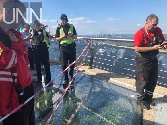 Из-за треснувшего стекла на новом пешеходном мосту в Киеве открыли производство