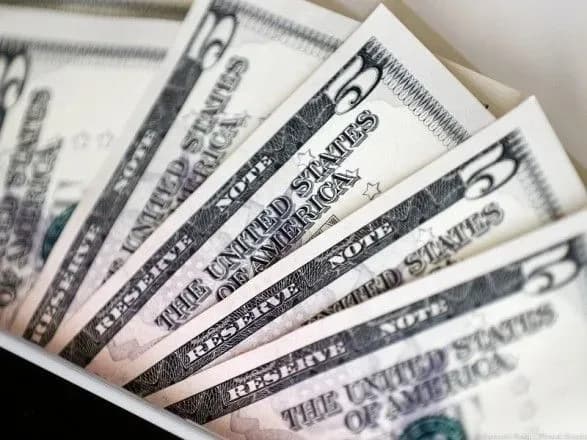 У Києві серед вулиці у чоловіка вихопили сумку з тисячами доларів