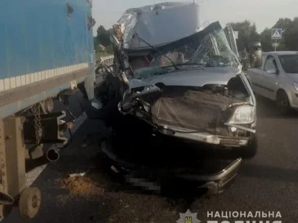 На Дніпропетровщині сталася ДТП вантажівки та автобуса: 16 дітей доставлені у лікарні