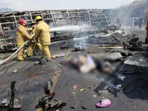 В столкновении автобуса с грузовиком в Мексике погибли 20 человек