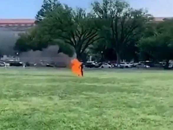 Невідомий підпалив себе біля Білого дому