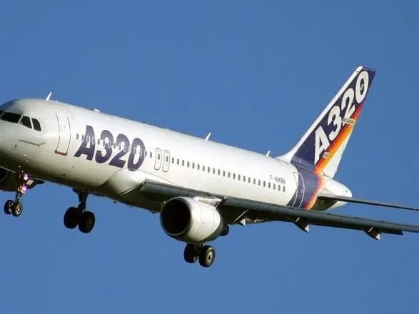 Екстренна посадка літака у РФ: стало відомо подробиці