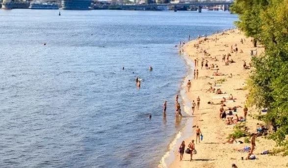 Столичные пляжи обеспечат креслами-амфибиями и спецперсоналом для людей с инвалидностью