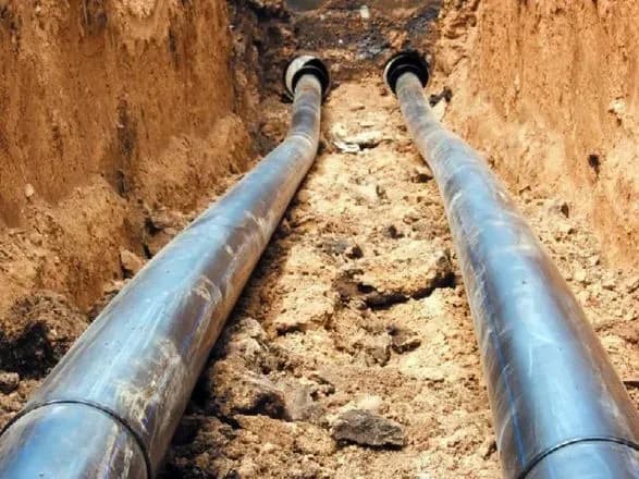 У Києві затопило вулицю через прорив трубопроводу