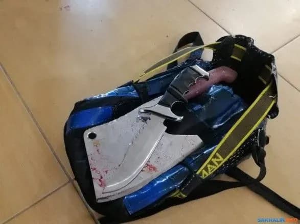 В России мужчина с топором и тесаком напал на сотрудника мэрии