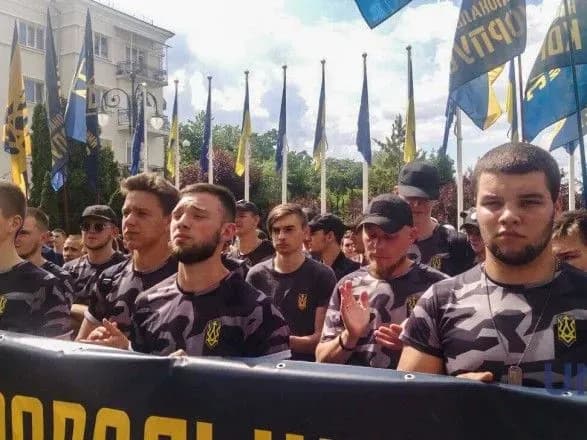 Сотни активистов под АП требуют предоставить гражданство добровольцам-иностранцам