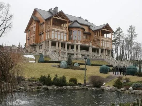 Суд просять заборонити АРМА укладати договір із новим управителем "Межигір'я"