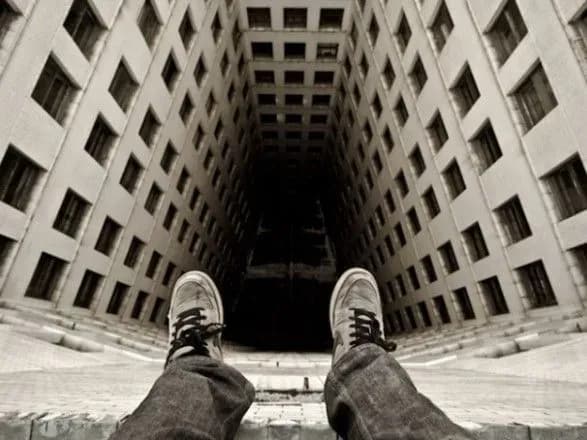 У Києві чоловік викинувся з 14-го поверху