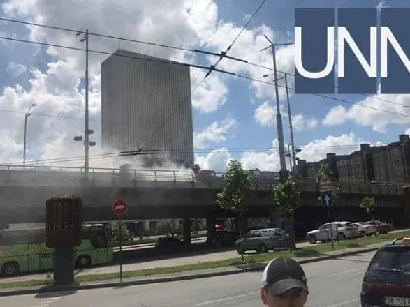 У Києві внаслідок ДТП перекинувся трактор