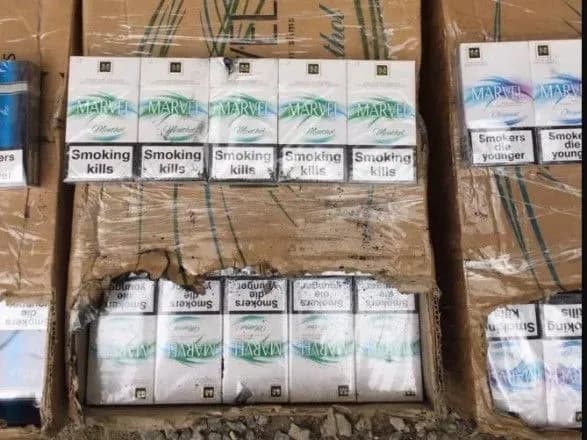 Контрабандні сигарети прикордонники виявили у вагонах з рудою