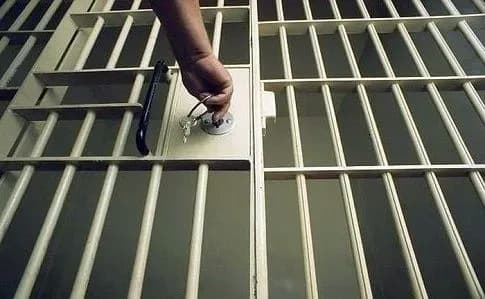 Сім з половиною років за ґратами проведе жінка, яка на смерть забила інваліда