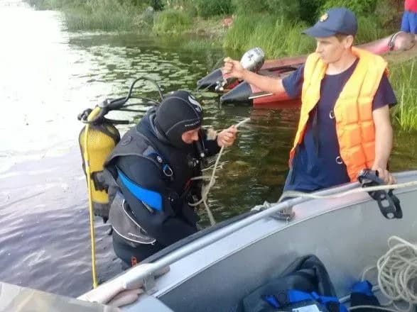 На столичній набережній з Дніпра дістали тіло чоловіка