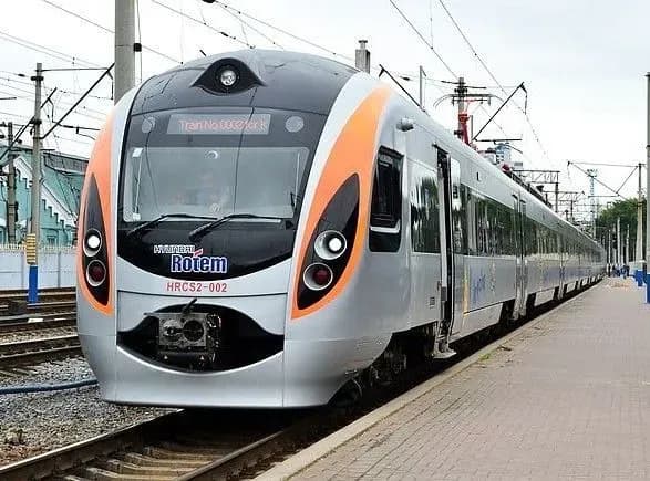 На Трійцю та День Конституції курсуватимуть ще два додаткових Інтерсіті