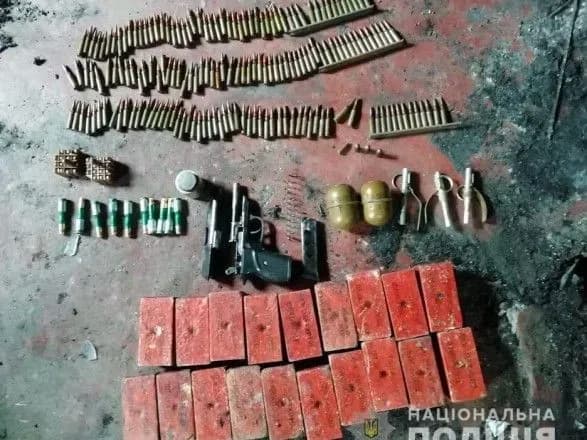 У Херсонській області на дачі у жителя поліцейські вилучили більше 7 кг тротилу