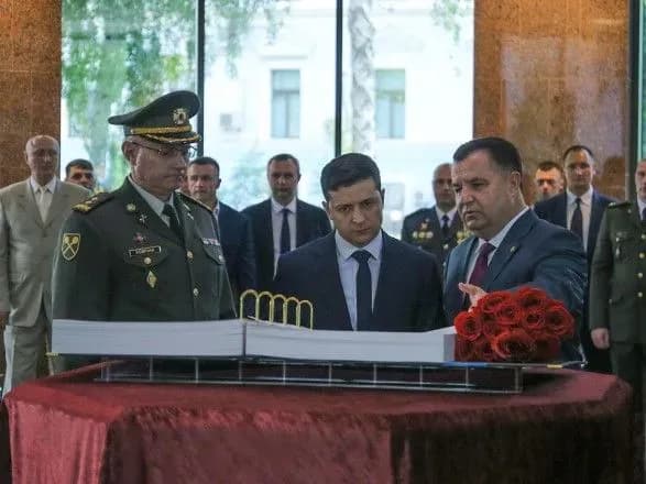 Зеленський у роковини збиття Іл-76 приїхав у Міноборони на вшанування загиблих