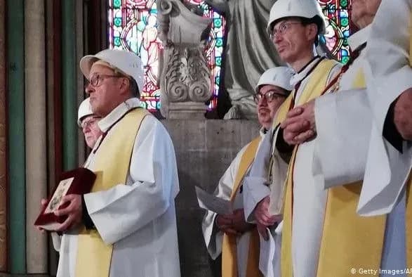 У Нотр-Дамі пройшла перша після пожежі меса