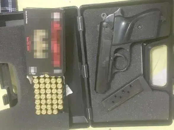 Киянин намагався провезти зброю у метро