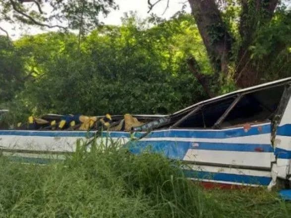 У Венесуелі щонайменше 16 людей загинули після того, як автобус впав в яр