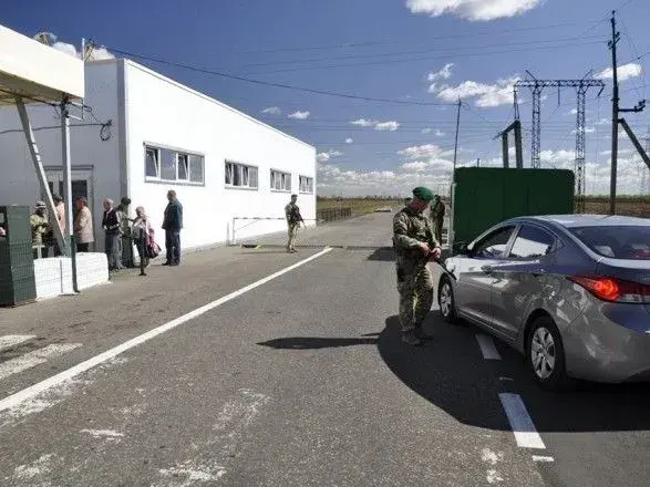 На Донбассе в очередях на КПВВ застряли более 200 автомобилей