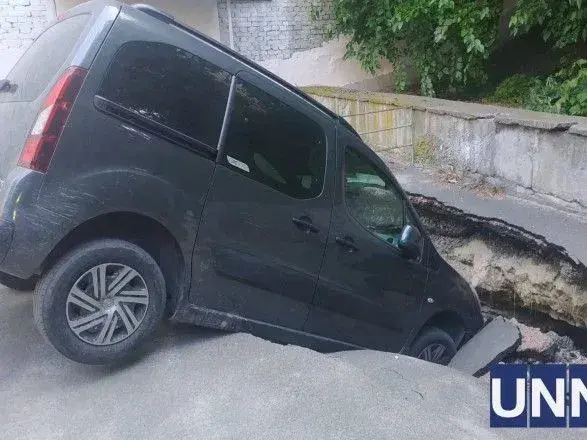 На столичному Хрещатику автівка провалилася під землю