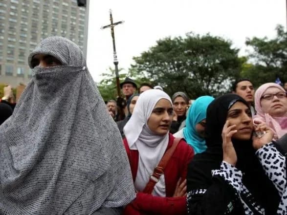 Власти Квебека приняли закон о запрете религиозных атрибутов одежды