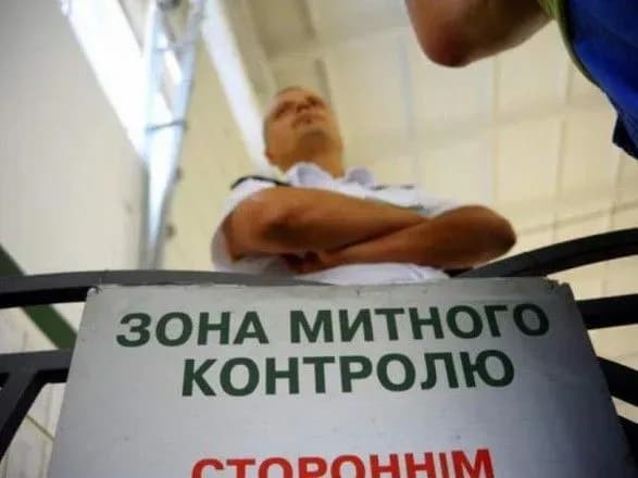 Митнику зі столичного аеропорту оголосили підозру через корупцію