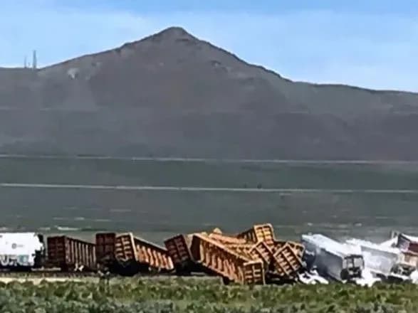 В США сошел с рельсов поезд с опасными веществами и гранатами