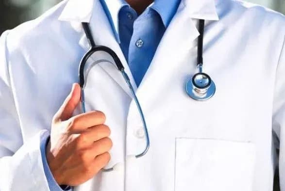 Чоловік, прикидаючись лікарем, змушував маленьких дівчат роздягатися