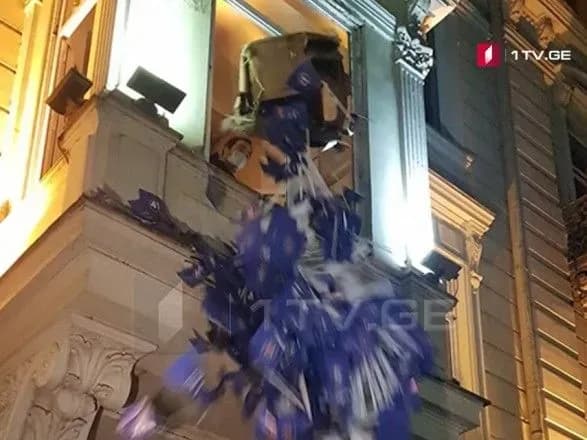 Учасники протестів в Тбілісі розгромили офіс правлячої партії