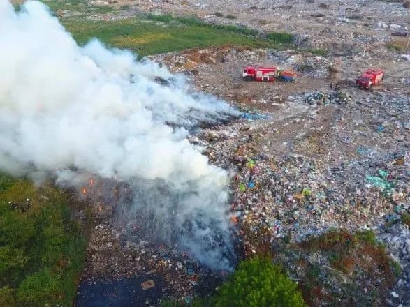 Під Рівним загорілося сміттєзвалище