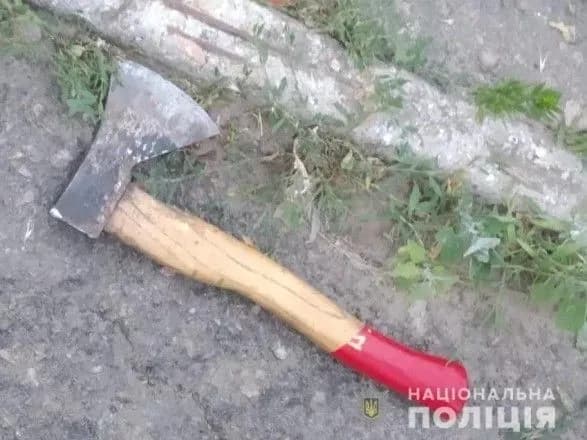 Чоловік накинувся з сокирою на поліцейського