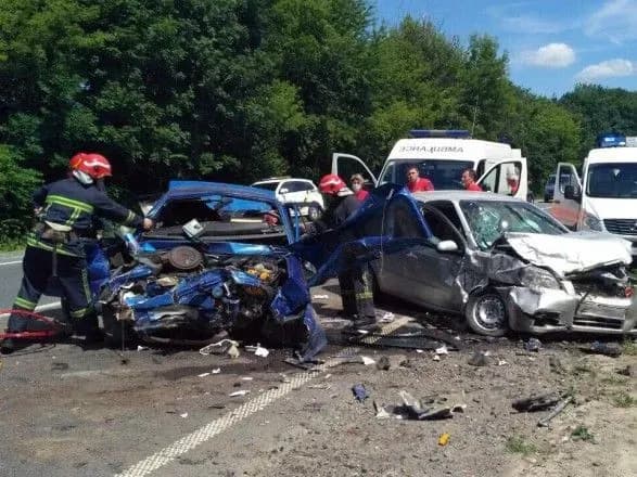 Из-за столкновения двух легковушек человек погиб, еще пятеро в больнице