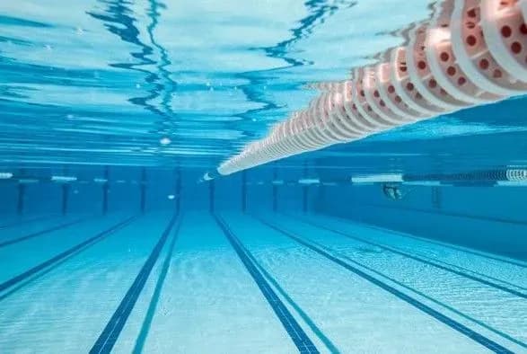 У Києві в басейні фітнес-клубу помер чоловік