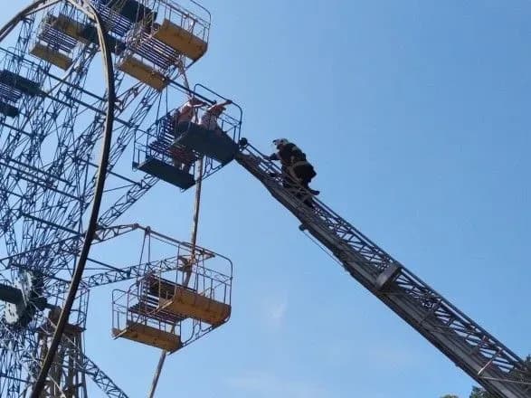 Через несправність атракціону на Хмельниччині на висоті застрягли діти