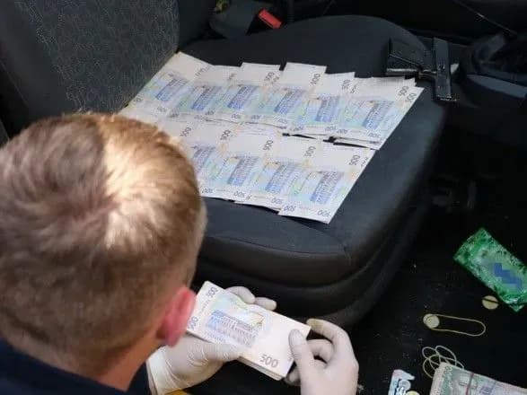 Слідчі поліції вимагали хабар у 10 тисяч доларів США