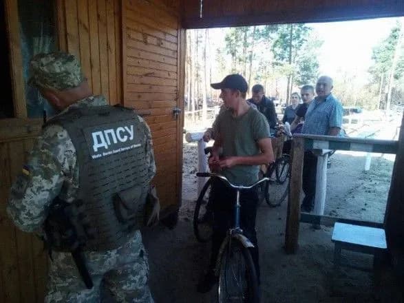 На кордоні з Білоруссю розпочинається сезонний пропуск громадян для збору дикоросів