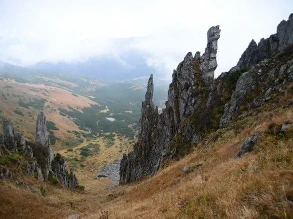 На Івано-Франківщині чоловік зірвався зі скелі