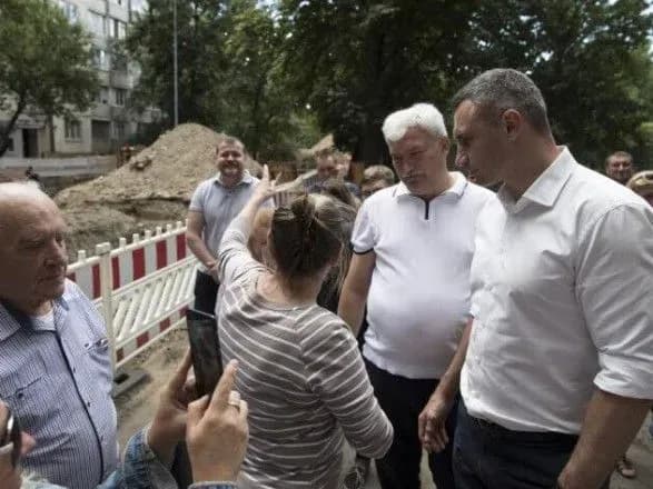 Кличко: Мы выделили полмиллиарда гривен на ремонт дворов и проездов в столице в этом году