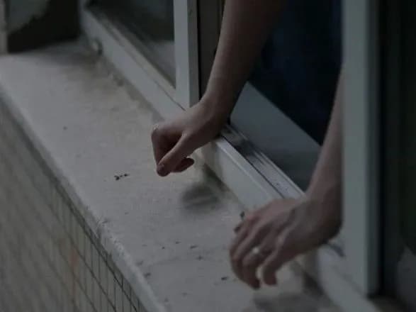 У Львові жінка випала з вікна власної квартири