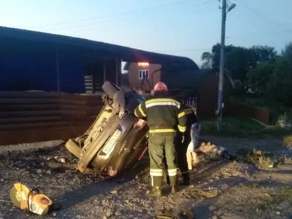 Автомобіль врізався в стіну, загинув 20-річний юнак