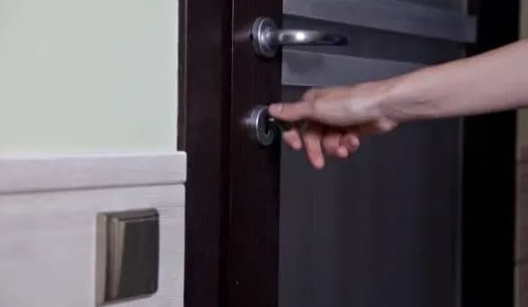 Чоловік зачинився у квартирі і намагався вчинити самогубство