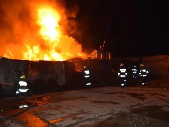 У Дніпрі горів шиномонтаж