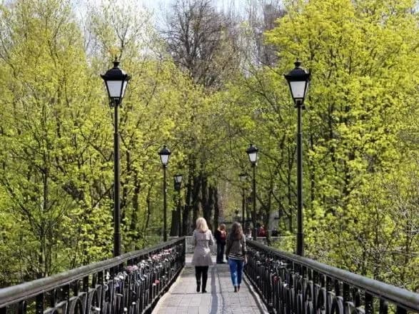 Мужчина спрыгнул со столичного Моста влюбленных и умер на месте - полиция